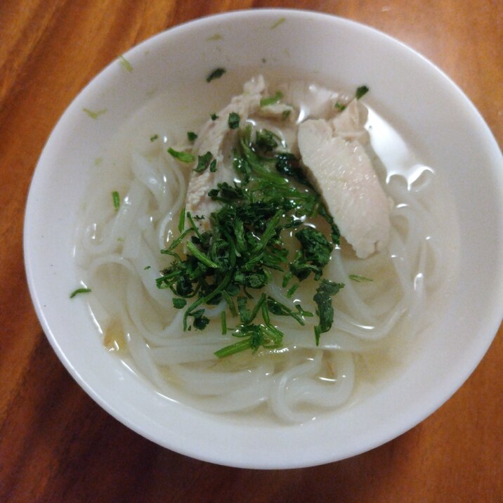 鶏のフォー 乾燥パクチーのせ